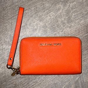 Michael Kors Mercer Wristlet SMARTPHONE Pebbled Leather ZIPPERED Wallet